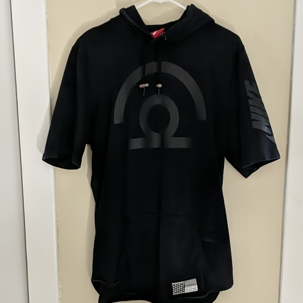 Large Nike short sleeve hoodie